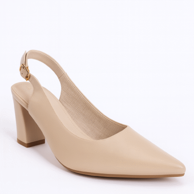 נעלי עקב אלגנטיות בצבע בז' עם רצועת Slingback ועקב מרובע יציב.