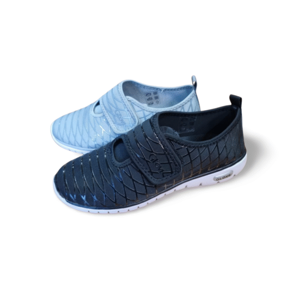 זוג נעלי Glove Comfort פלאקסה ולקרו בצבעי תכלת ושחור עם סקוץ’ רחב וסוליה אורתופדית.