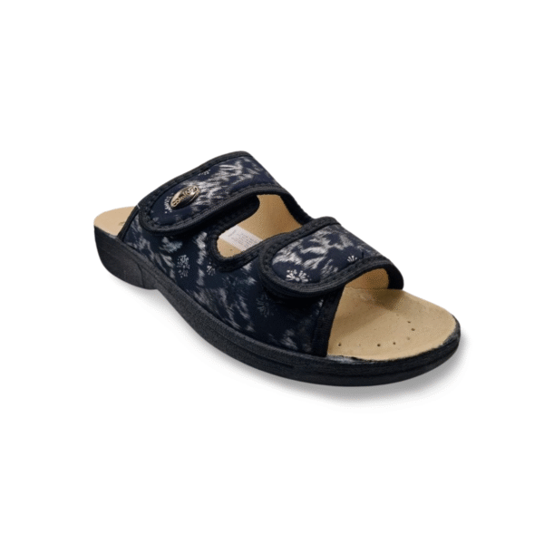 כפכף ויטאלה בצבע שחור עם הדפס מודפס, בעל שתי רצועות מתכווננות וסוליה אורטופדית