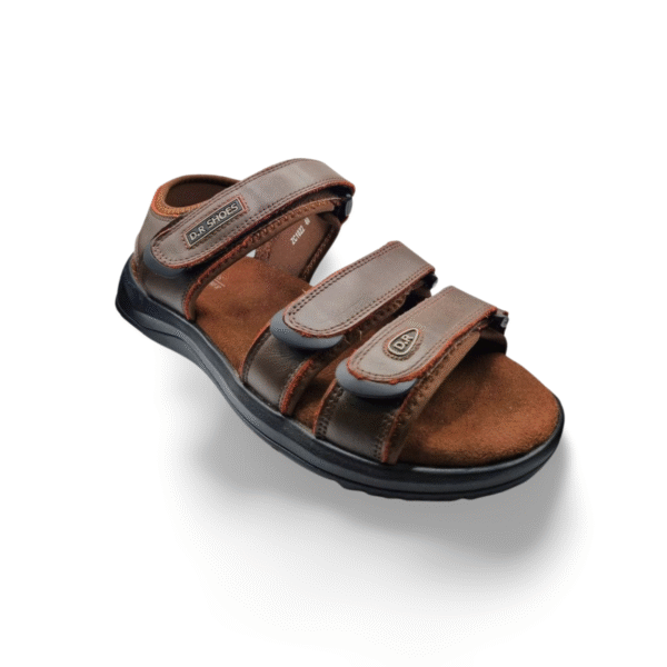 סנדל עור אורטופדי לגברים בצבע חום עם 3 רצועות סקוץ', מבית D.R.SHOES
