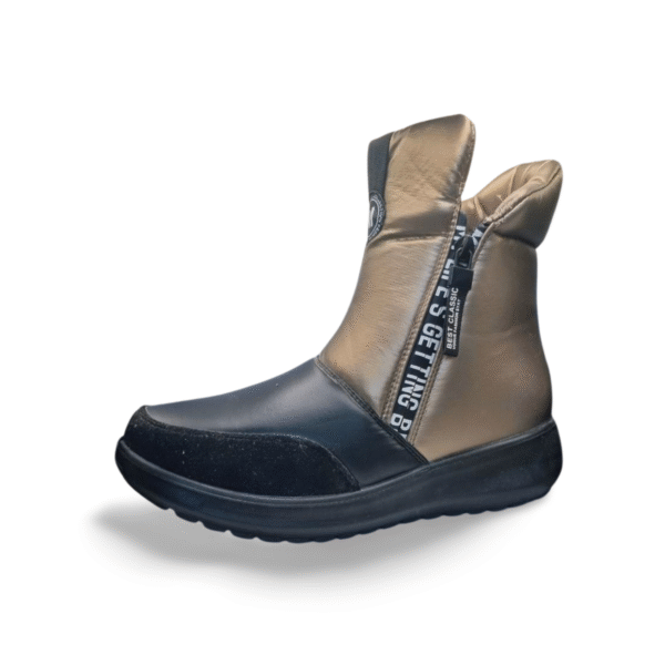 מגפון חורפי לנשים בעיצוב אורבני עם רוכסן צד, ריפוד מחמם וסוליה קלה. נוחות וסטייל לחורף – מבית אוקספורד.