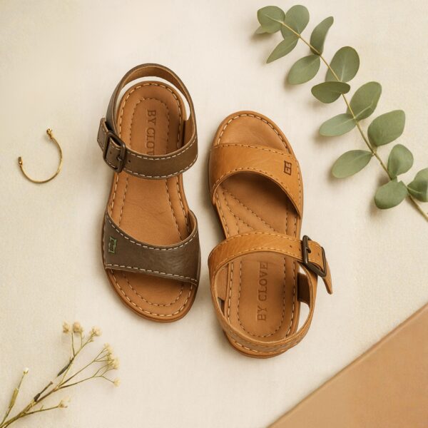 סנדלי עור סיינה בצבע חום ושיזוף עם אבזם, צילום לייף סטייל על רקע טבעי