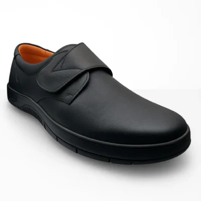 נעל אורטופדית לגברים מאסטר פיט בצבע שחור עם סגירת סקוץ'