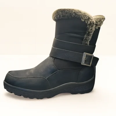 מגף חורף שחור לנשים עם פרווה פנימית ורצועת אבזם מבית Glob Comfort