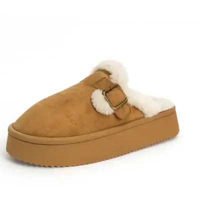 כפכף חורף לנשים בצבע חרדל עם פרווה פנימית רכה וסוליה יציבה.