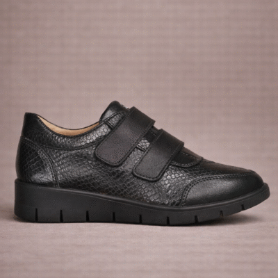 נעל נשים חומה עם סקוץ׳ כפול, סוליה קלה וריפוד נוח. מתאימה לשימוש יומיומי ולעבודה – מבית אוקספורד.