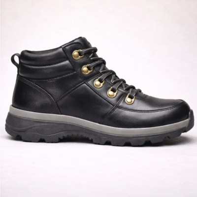 מגפון שחור יומיומי מחומר סינתטי עם רוכסן צד ושרוכים לנוחות מקסימלית