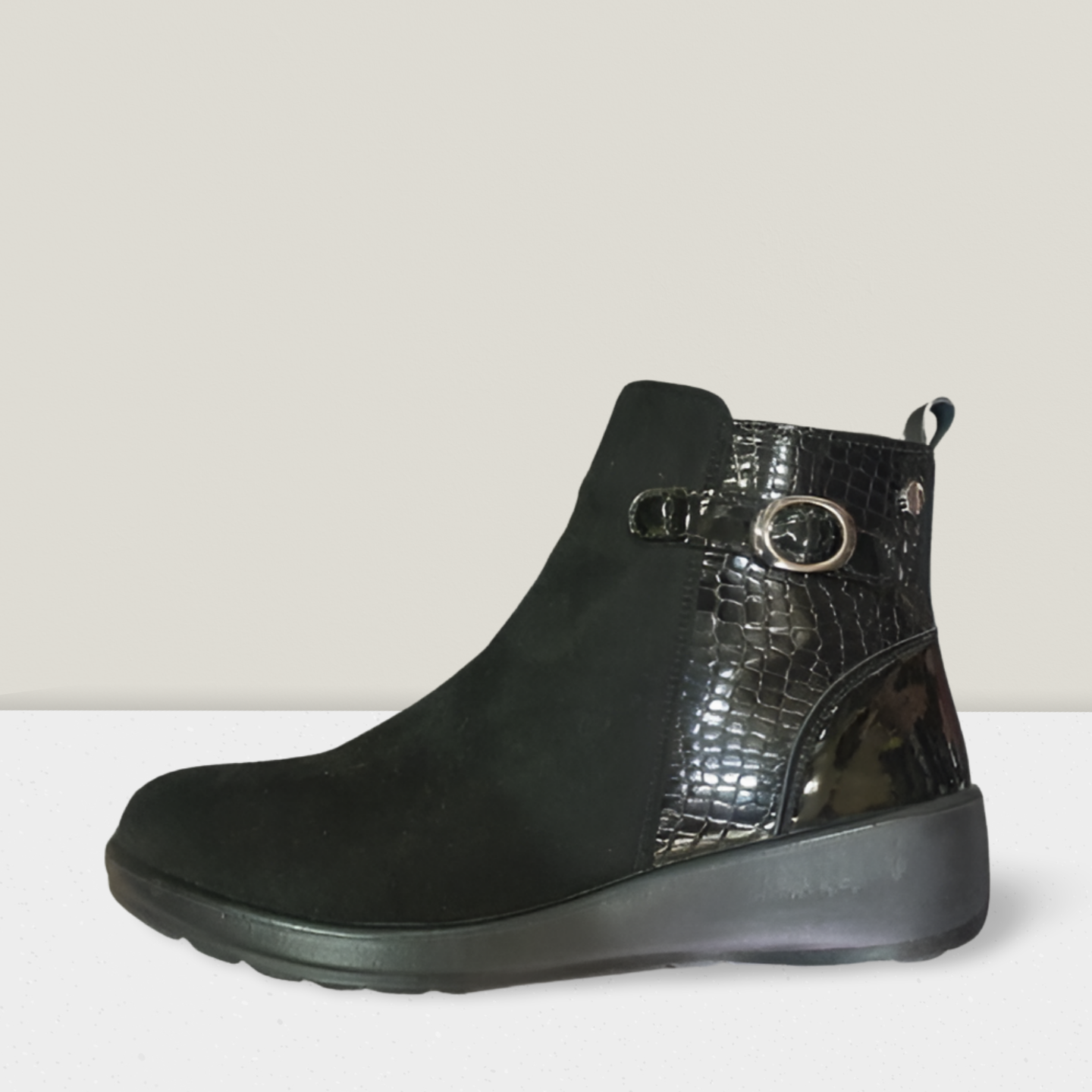 מגפון נשים שחור דגם נוקס בעיצוב אלגנטי עם סוליה נוחה