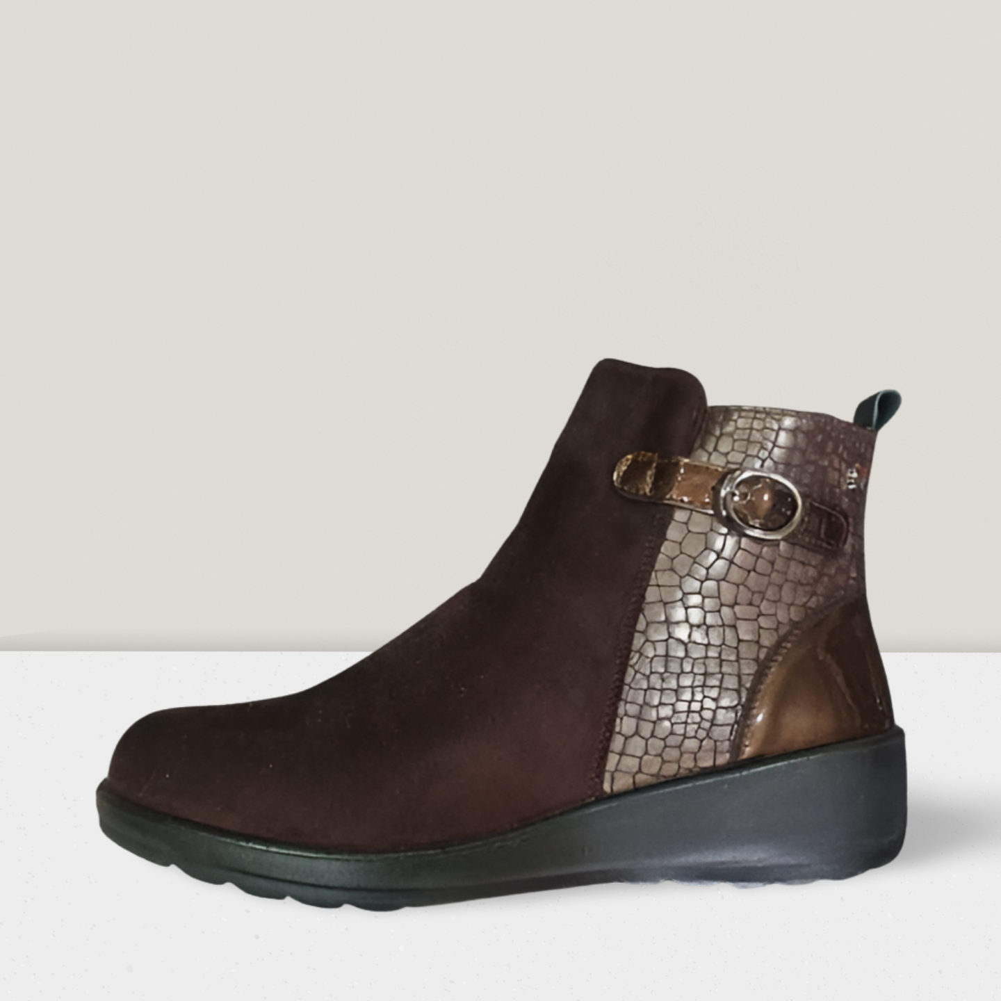 מגפון נשים חום עם אבזם וטקסטורה צדדית