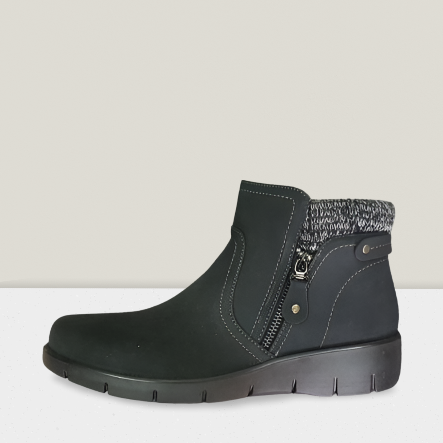 מגפון נשים שחור דגם איירו עם רוכסן צד וסוליה נוחה